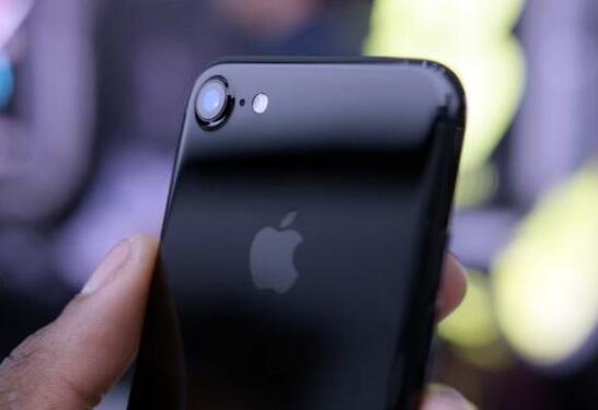 电路板厂资讯：iPhone7能边泡澡边用吗？