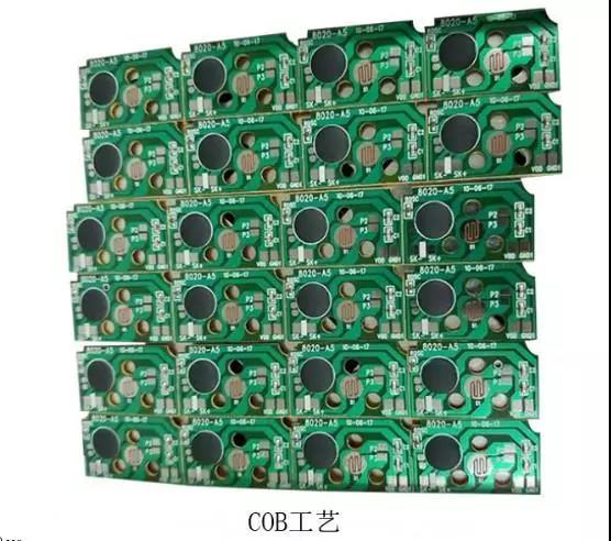 HDI PCB板上的黑色的物体是什么？