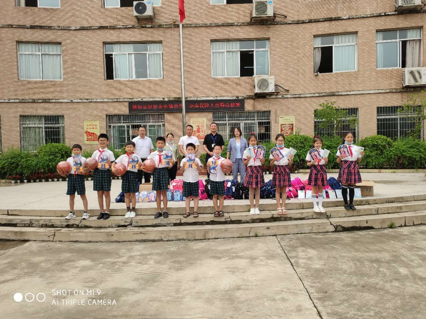 赣州深联电路板厂 | “六●一”慰问特殊儿童，守护童心！